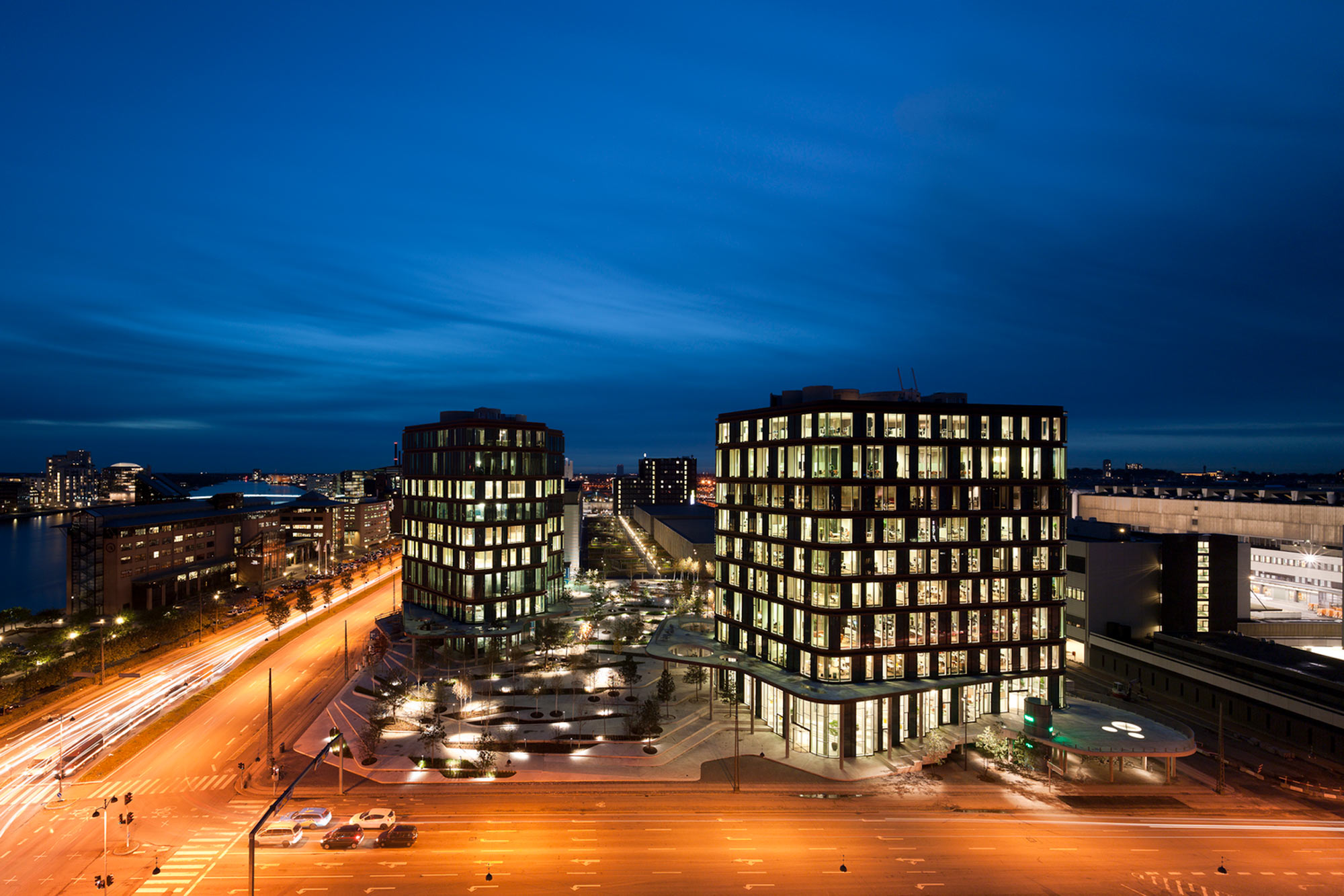 En stad på kvällen