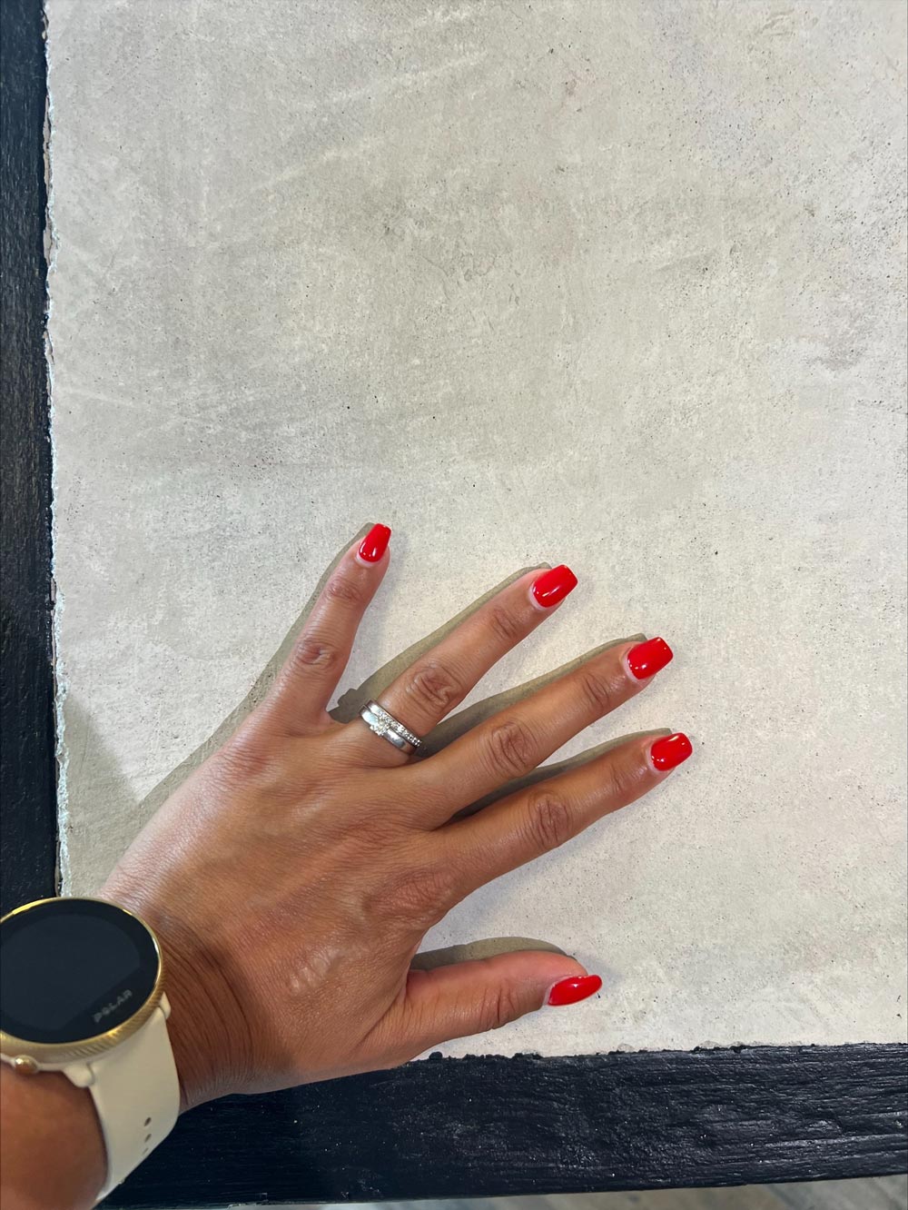En hand vilar på en betongplatta
