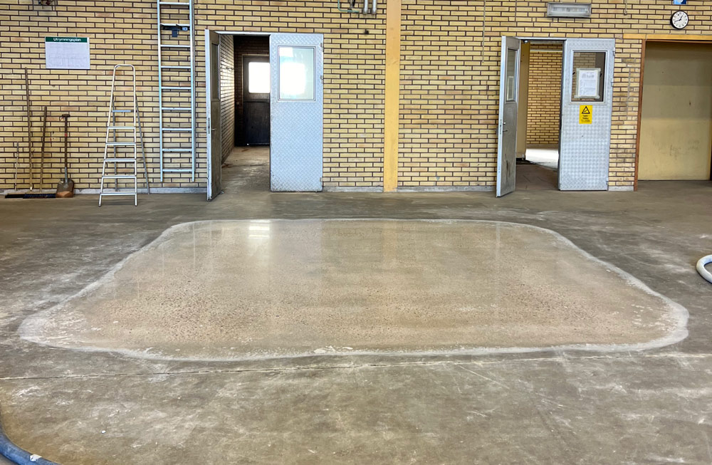 Ett betonggolv i en fabrik