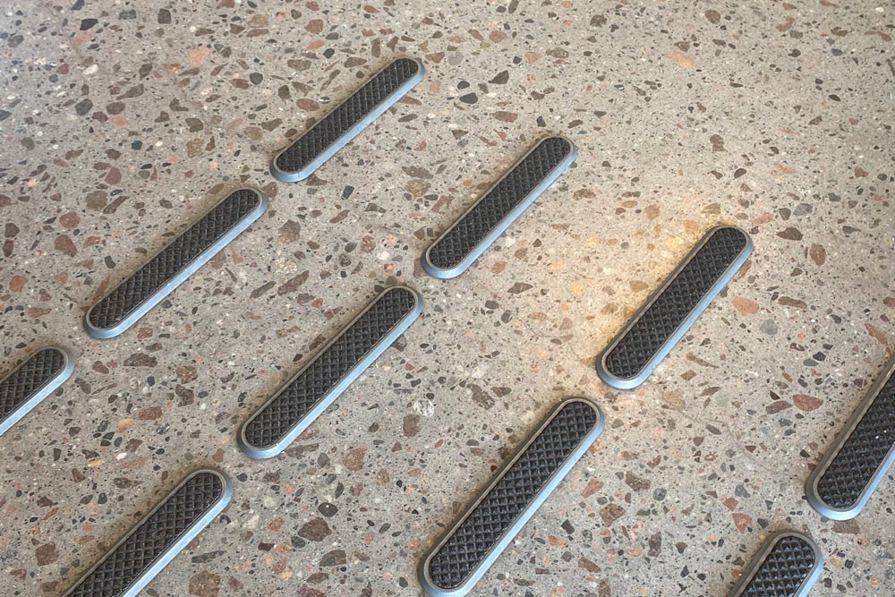 Taktila ledstråk på ett betonggolv