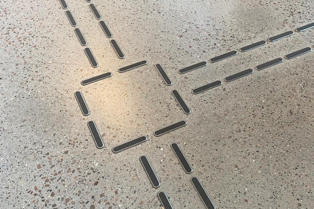 Taktila ledstråk på ett betonggolv